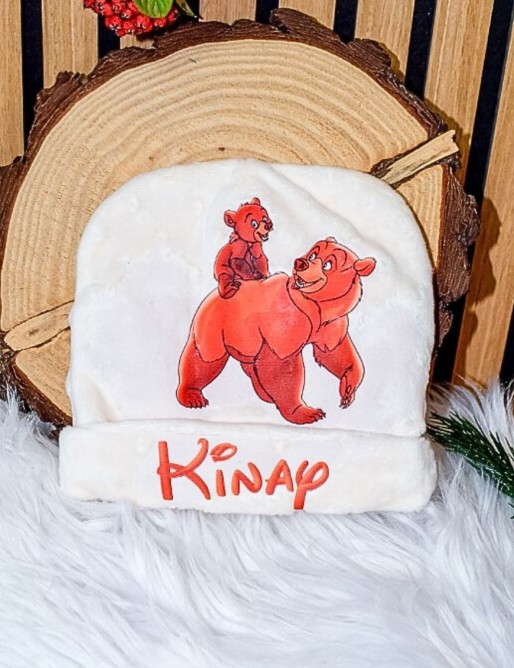 Marquez les premiers jours de bébé avec un bonnet de naissance personnalisé : un cadeau tendre et mémorable.