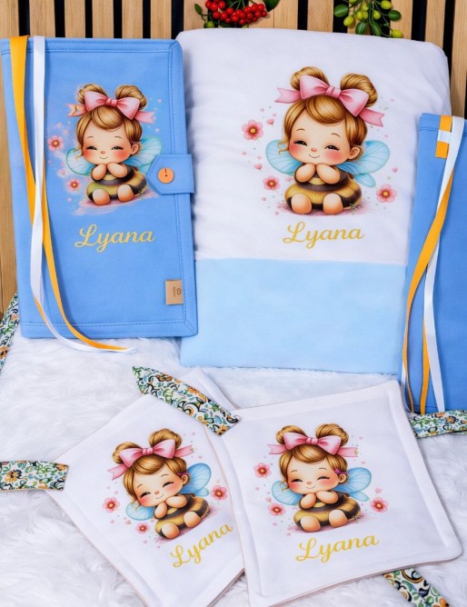 coffret naissance personnalisé avec couverture lingette et carnet de santé brodé