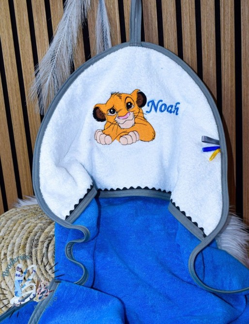 Cape de bain personnalisée SIMBA – Idée cadeau unique