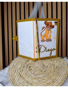 Protège carnet de santé bébé brodé avec texte ou prénom.