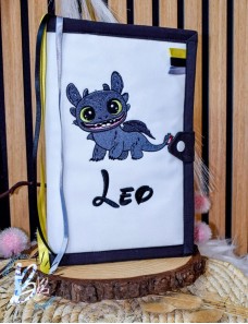 Protège carnet de santé personnalisé brodé KROKMOU – Cadeau naissance