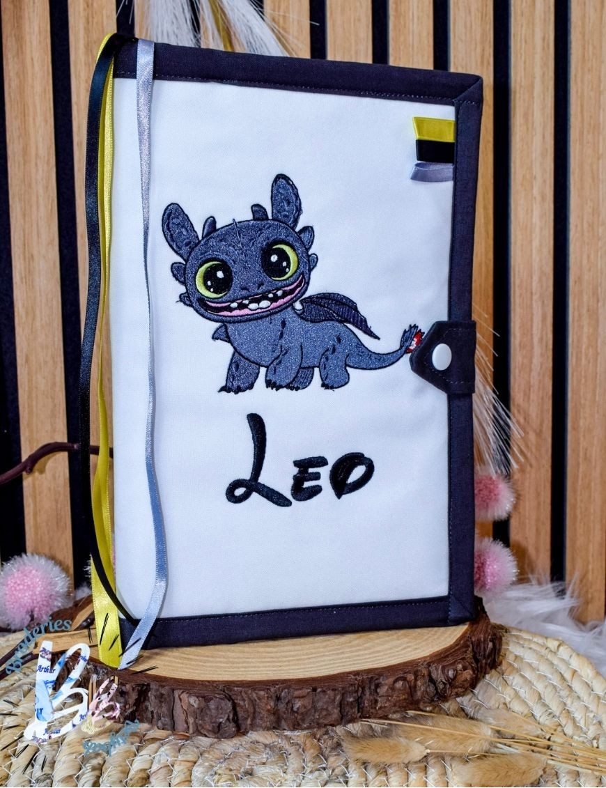 Protège carnet de santé personnalisé brodé KROKMOU – Cadeau naissance