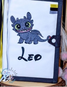 Protège carnet de santé personnalisé brodé KROKMOU – Cadeau naissance