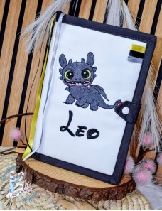 Protège carnet de santé personnalisé brodé KROKMOU – Cadeau naissance