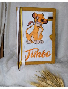 Protège carnet de santé bébé brodé avec texte ou prénom.