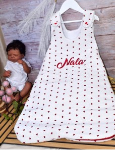 Détail de la personnalisation brodée sur la gigoteuse bébé