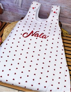 Cadeau de naissance personnalisé : gigoteuse motif cœurs