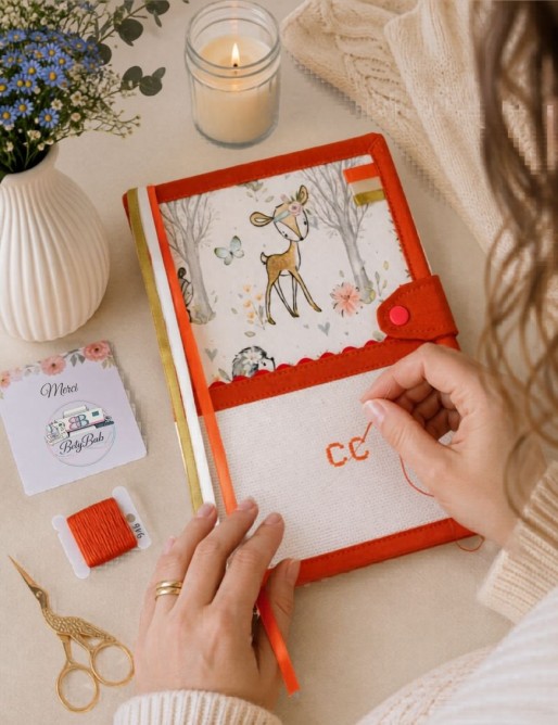 Protège carnet de santé à broder au point de croix BICHE