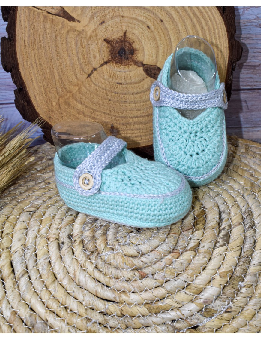 Chaussures bébé au crochet modèle CROCS faites main - vue de face