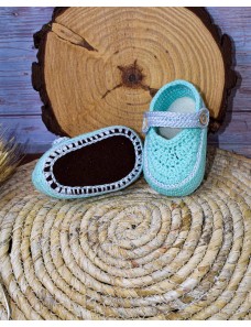 Chaussures bébé au crochet modèle CROCS faites main - vue de détail finitions