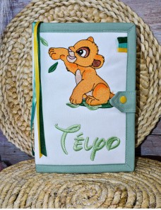 Protège carnet de santé bébé brodé avec texte ou prénom.