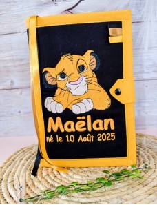 Protège carnet de santé bébé brodé avec texte ou prénom.