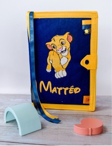 Protège carnet de santé bébé brodé avec texte ou prénom.