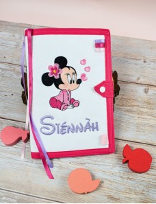 Protège carnet de santé bébé brodé avec texte ou prénom.
couverture de carnet de santé personnalisé minnie