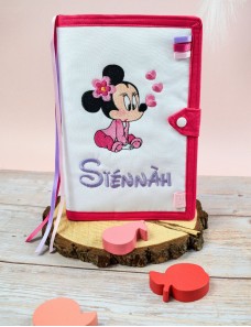 Protège carnet de santé bébé brodé avec texte ou prénom.
couverture de carnet de santé personnalisé minnie