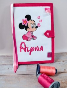 Protège carnet de santé bébé brodé avec texte ou prénom.
couverture de carnet de santé personnalisé minnie