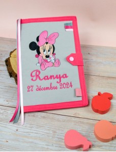 Protège carnet de santé bébé brodé avec texte ou prénom.
couverture de carnet de santé personnalisé minnie