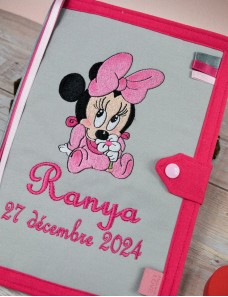 Protège carnet de santé bébé brodé avec texte ou prénom.
couverture de carnet de santé personnalisé minnie