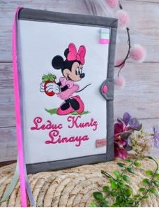 Protège carnet de santé bébé brodé avec texte ou prénom.
couverture de carnet de santé personnalisé minnie