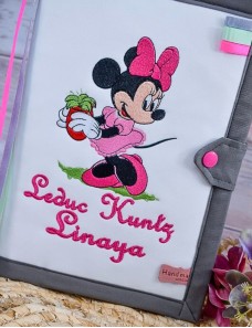 Protège carnet de santé bébé brodé avec texte ou prénom.
couverture de carnet de santé personnalisé minnie