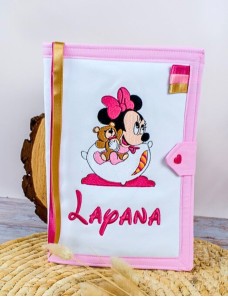 Protège carnet de santé bébé brodé avec texte ou prénom.
couverture de carnet de santé personnalisé minnie