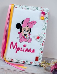 Protège carnet de santé bébé brodé avec texte ou prénom.
couverture de carnet de santé personnalisé minnie