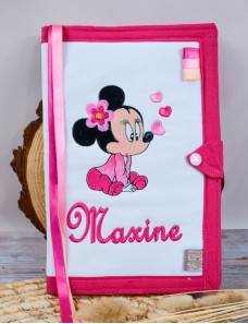 Protège carnet de santé bébé brodé avec texte ou prénom.
couverture de carnet de santé personnalisé minnie