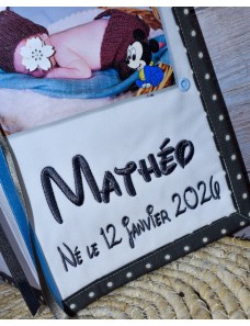 Le protège carnet de santé avec la photo de votre bébé
la photo imprimé et les textes en broderie