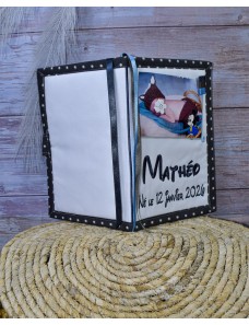 Le protège carnet de santé avec la photo de votre bébé
la photo imprimé et les textes en broderie