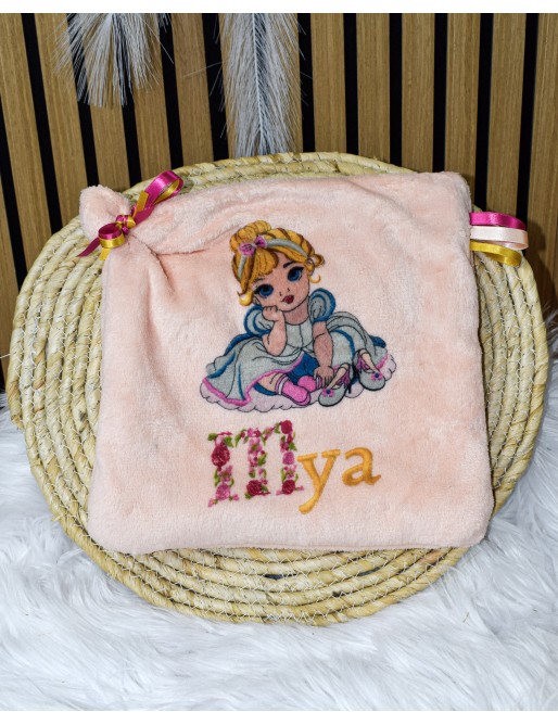 Doudou personnalisé MORALES avec prénom brodé. Fait main, tout doux et unique.