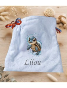 Doudou bleu personnalisé Lilou avec une petite tortue bleue entourée d’une vague