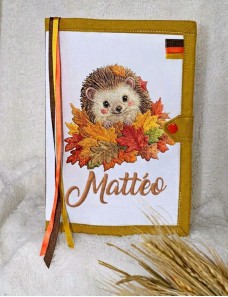 Protège carnet de santé personnalisé avec dessin et prénom. Une tendre idée de cadeau naissance, baptême à offrir au bébé.