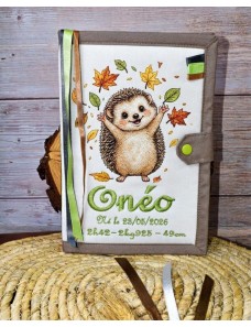 Protège carnet de santé personnalisé avec dessin et prénom. Une tendre idée de cadeau naissance, baptême à offrir au bébé.