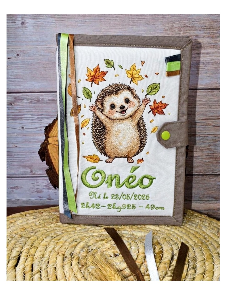 Protège carnet de santé personnalisé avec dessin et prénom. Une tendre idée de cadeau naissance, baptême à offrir au bébé.