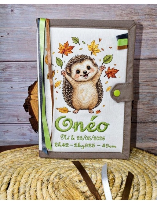 Protège carnet de santé personnalisé avec dessin et prénom. Une tendre idée de cadeau naissance, baptême à offrir au bébé.