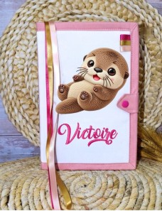 Protège carnet de santé personnalisé IMPRIMÉ & BRODÉ – COLLECTION LOUTRE