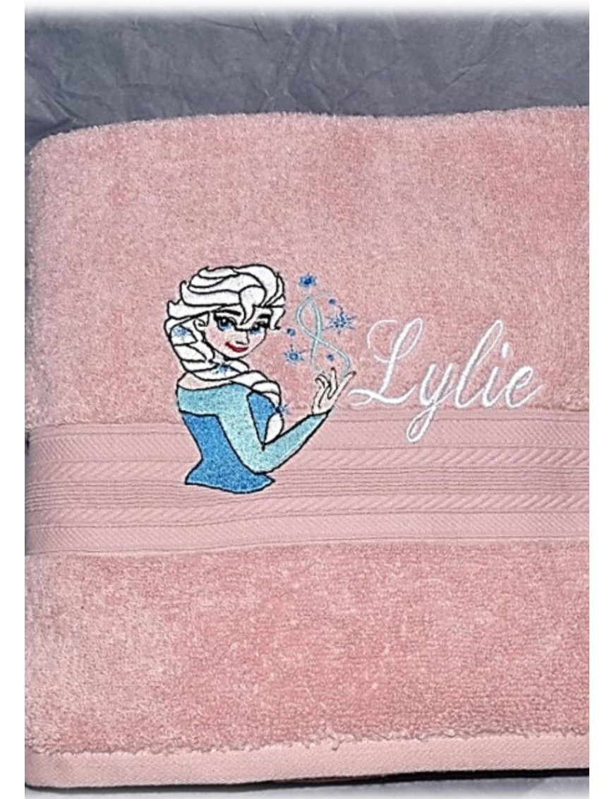 Serviette rose avec princesse des neiges en robe bleue et prénom Lylie brodé en blanc.