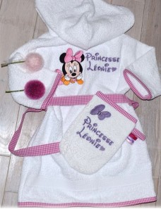 Peignoir de bain personnalisé brodé au prénom de l'enfant.