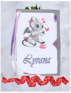 Protège carnet de santé personnalisé brodé KROKMOU – Cadeau naissance