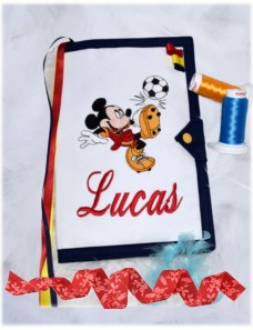 Protège carnet de santé bébé brodé avec texte ou prénom.