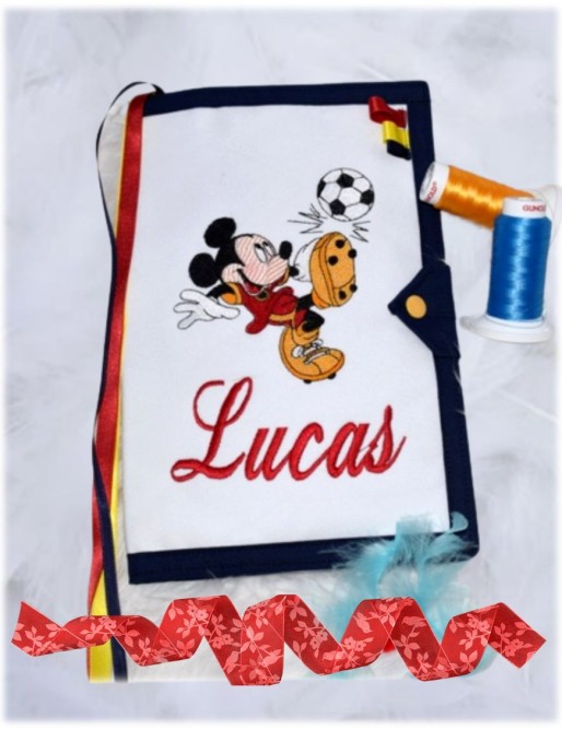 Protège carnet de santé bébé brodé avec texte ou prénom.