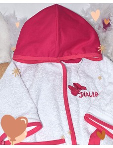 Peignoir de bain personnalisé brodé au prénom de l'enfant.