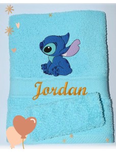 Serviette de douche personnalisée pour bébé brodée avec stitch, prénom personnalisé, coton doux et absorbant.