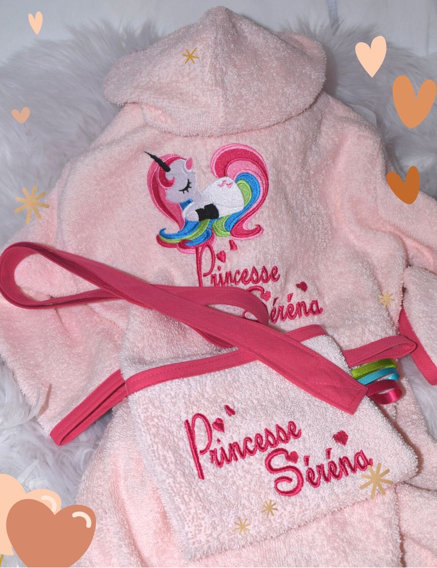 Peignoir bébé et enfant  personnalisé avec capuche et motif de votre choix.