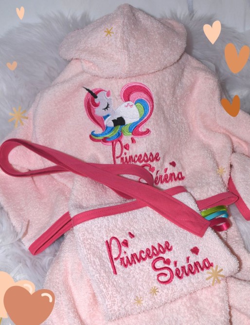 Peignoir bébé et enfant personnalisé avec capuche et motif de votre choix. Peignoir bébé et enfant personnalisé avec capuche et motif de votre choix.