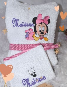 Peignoir de bain personnalisé brodé au prénom de l'enfant.