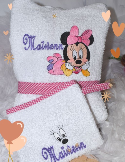 Peignoir de bain personnalisé brodé au prénom de l'enfant. Peignoir de bain personnalisé brodé au prénom de l'enfant.