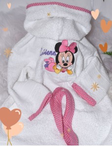 Peignoir de bain personnalisé brodé au prénom de l'enfant.