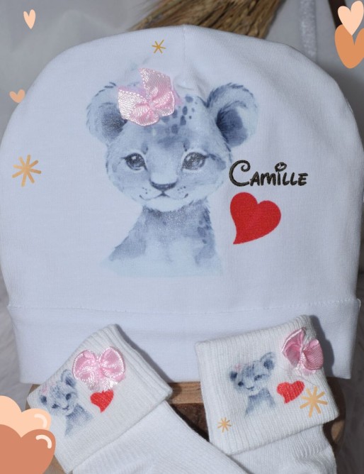 Marquez les premiers jours de bébé avec un bonnet de naissance personnalisé : un cadeau tendre et mémorable. 🎀👣