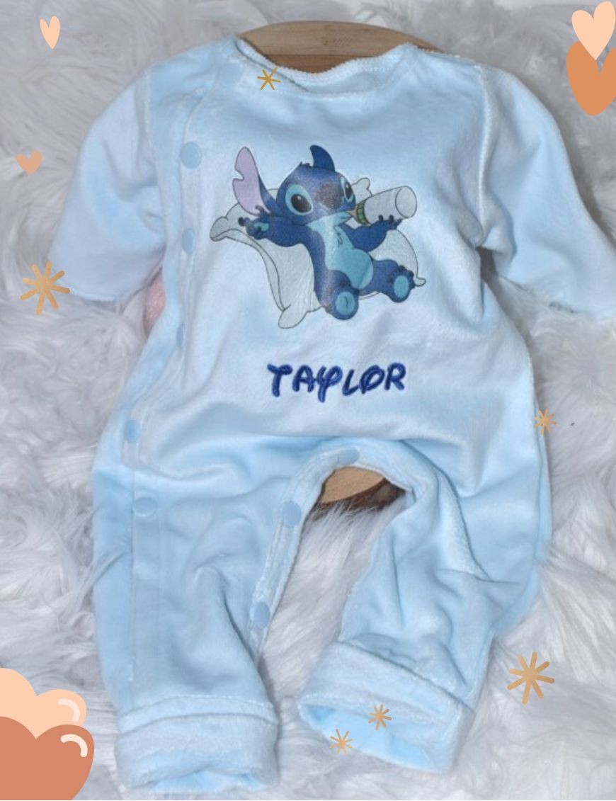 Un pyjama bébé personnalisé, parfait pour un sommeil paisible avec un adorable motif STITCH